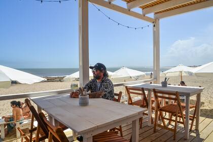 Los restaurantes ofrecen mesas al aire libre y take away