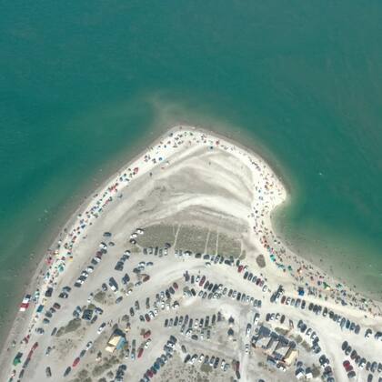 Punta Perdices destaca dentro de las playas de Río Negro por su agua cálida, turquesa y sin olas