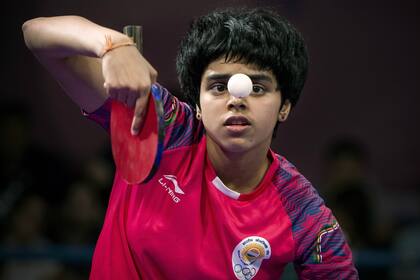 Puntería. la pelota de ping-pong, entre ceja y ceja