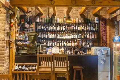 Punto G tiene un sector de venta de vinos y productos de la zona.
