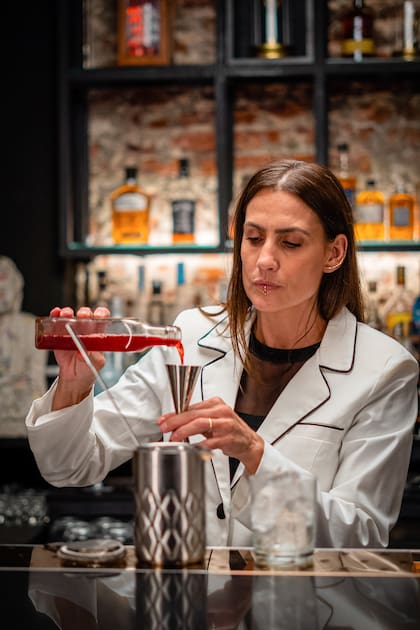 Mona Gallosi prepara un trago en su nuevo emprendimiento llamado Punto Mona.