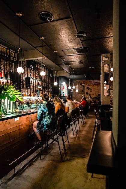 Punto Mona, el galpón inmenso de Chacarita donde funciona el bar de Mona Gallosi