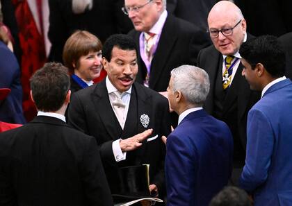 Puntual, Lionel Richie buscó su lugar en la abadía y se puso a charlar con el Sadiq Khan, major de Londres.