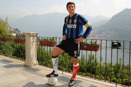 Pupi, en su casa, con las medias de Talleres y Banfield y la vestimenta de Inter