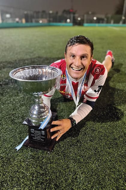 "Pupi", radiante de felicidad tras la victoria ante Defensores de Belgrano.