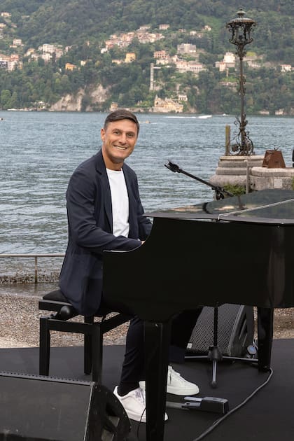 Pupi se dio el gusto de cantar sus canciones favoritas. Su primera interpretación fue el tema de su amigo, Eros Ramazzotti, "Piu bella cosa non C'è ".