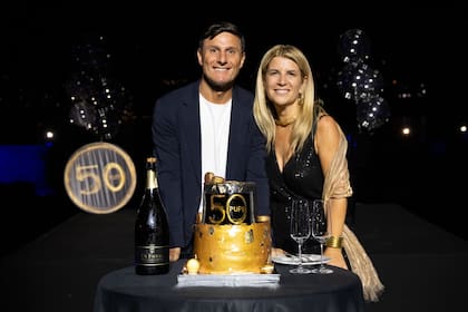 Pupi y su mujer a la hora de soplar las velitas.