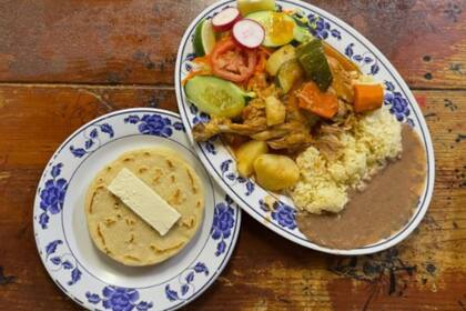Pupusas y platos típicos de El Salvador, en Don Carlos