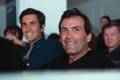 Pura complicidad, padre e hijo sonríen mientras miran el video de presentación del equipo. “Le diría a Poroto que se divierta, que tiene unos compañeros de lujo que le van a aportar la experiencia, y nosotros vamos a necesitar de su juventud”, aseguró Cambiaso.