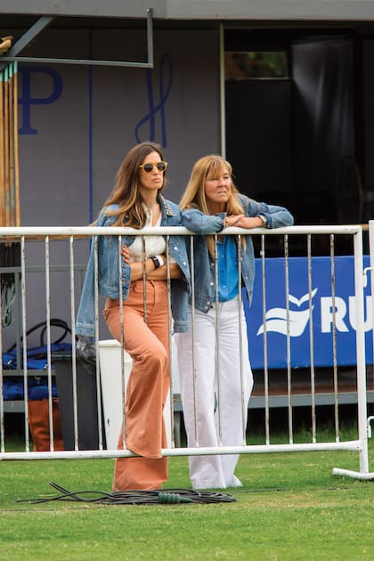 Pura concentración, Cecilia Rodríguez Piola y su nuera, María Rapetti, atentas al partido.
