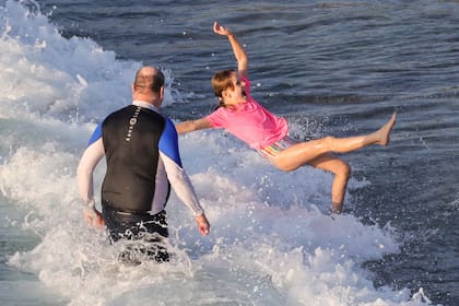 Pura diversión. Gabriella hace una pirueta en el aire ante la mirada atenta de Alberto, que no se separó de sus hijos.