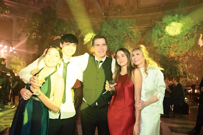 Pura felicidad, Ignacio y Karina en la pista de baile con los hijos de él, Isabel, Manuel y Valentina. 