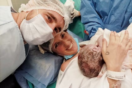 Pura felicidad, la diseñadora Marina Fernández Durand y su marido, Gonzalo Zimmerman, reciben a su hijo, que los hizo debutar como padres.