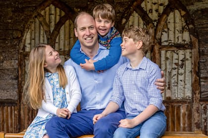 Pura felicidad, William junto a sus hijos, Charlotte, Louis y George. La imagen se publicó a propósito del último Día del Padre.
