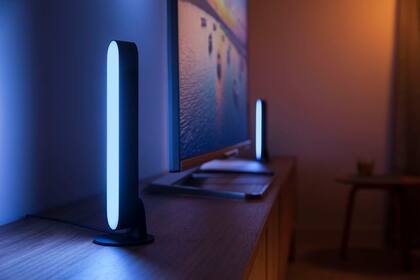 Pura luz. La barra Philips Hue Play es para los papás que disfrutan de series, películas y videojuegos. Permite crear una experiencia de iluminación inmersiva ($16.999 el kit base con 2 luminarias y la fuente)