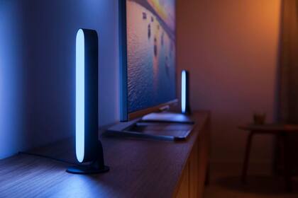 Pura luz. La barra Philips Hue Play es para los papás que disfrutan de series, películas y videojuegos. Permite crear una experiencia de iluminación inmersiva  ($16.999 el kit base con 2 luminarias y la fuente)