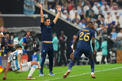 Pura pasión: Scaloni reclama un foul de Thuram a Molina durante la final con Francia