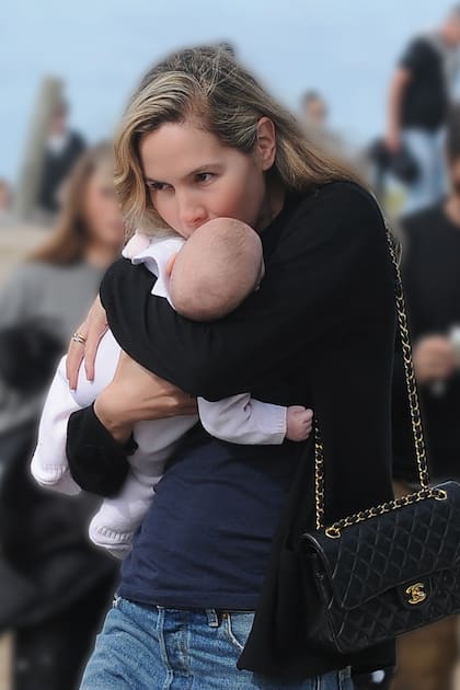 Pura ternura. Elina le da un beso a su hija, que duerme plácidamente.