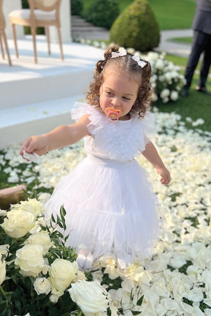 Pura ternura, Nina, la hija de la pareja, acompañó a sus padres al altar esparciendo pétalos de rosas. Y no se quitó su chupete.