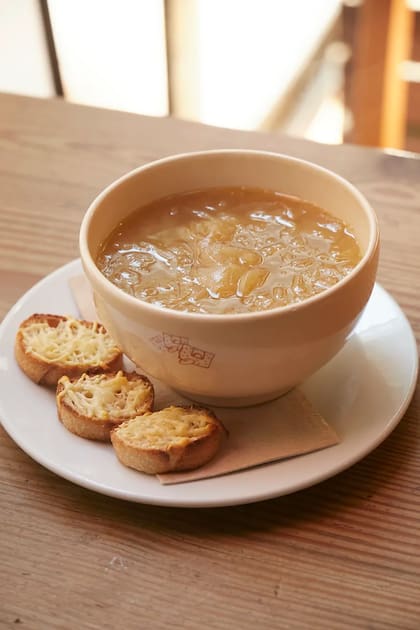 Pura tradición europea en un tazón: así es la sopa de cebollas de Le Pain Quotidien.