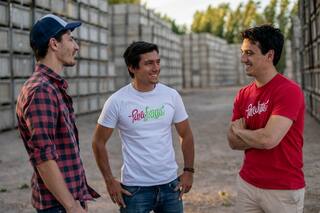 Venden jugos exprimidos cien por cien naturales con buen precio en el exterior