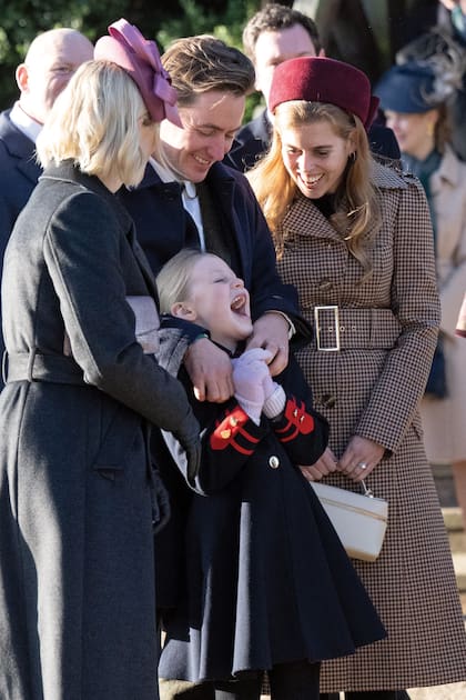 Puras risas
para Lena Tindall,
junto a su madre Zara
y la princesa Beatrice
y su marido Edoardo
Mapelli Mozzi