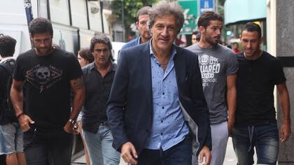 Puras sonrisas: Marchi, rodeado de Sebastin Domnguez, Fernando Gago y Maxi Rodrguez, recibieron las novedades que queran escuchar hace das