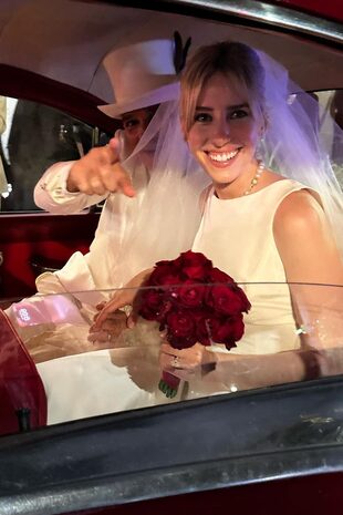 Puras sonrisas para el flamante matrimonio, que así partía rumbo a su fiesta.
