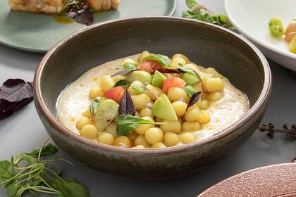 Puré de mandioca acompañando unos mini ñoquis.