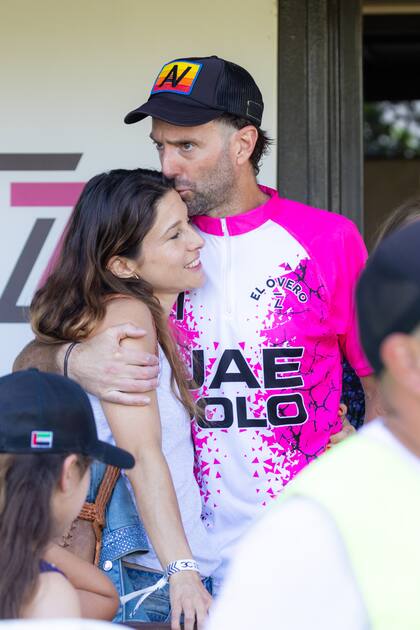 Puro amor. Polito Pieres (ganó con su equipo, UAE) besa a su mujer, Victoria Aldanondo.