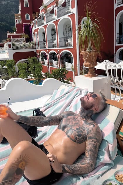 Puro disfrute y trago en mano,
en la zona de la pileta en el
hotel Le Sirenuse, donde se
hospedaron en Positano.