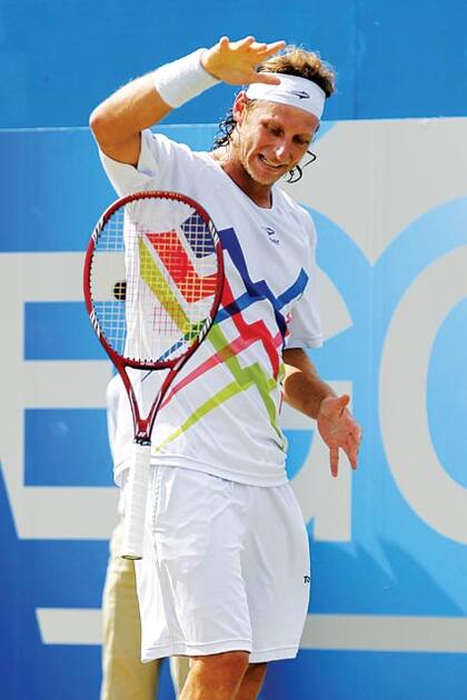 Puro fuego. David arroja su raqueta, un gesto de furia cuando las cosas no le salen bien