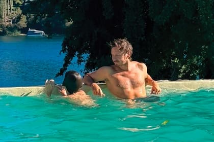 Puro relax en la pileta climatizada al aire libre del hotel