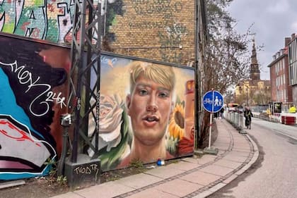 Un mural en Christiania recuerda a una persona asesinada a tiros en la zona.