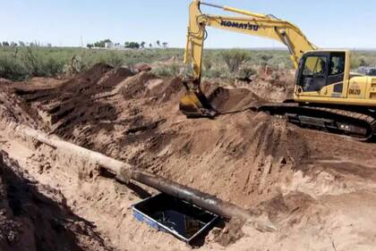 Pusieron una pileta de lona Para contener el derrame de petróleo dentro del área de Medanito, 20 kilómetros al sur de la localidad de Catriel.en Río Negro