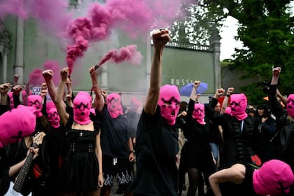 Pussy Riot y Femen se manifestaron hoy frente al Pabellón de Rusia