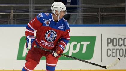 Putin anotó siete goles y su equipo, que incluyó leyendas rusas de la NHL (la liga estadunidense de hockey) como Vyacheslav Fetisov y Pavel Bure, ganó 15-10