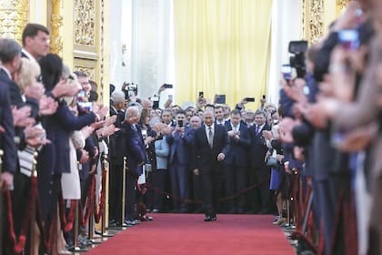 El mandatario camina por la alfombra roja que lo lleva al salón principal del Kremlin