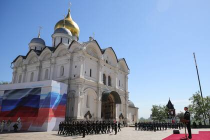 La guardia de honor en la puerta de la catedral