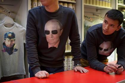 Remeras, buzos y muñecos, con la cara de Vladimir Putin
