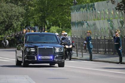 La nueva limusina de fabricación rusa, llamada Kortezh, lleva el presidente a destino