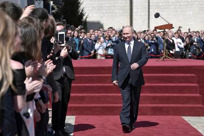 El Presidente Ruso saluda a sus seguidores luego de asumir su cuarto mandato