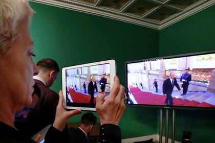 En la sala de prensa, los periodistas siguieron la ceremonia