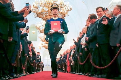 Un guardia de honor lleva la Constitución Rusa