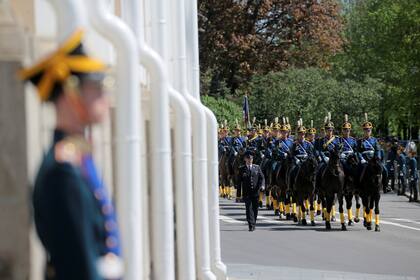 Miembros de la Guardia de Honor marchan durante la ceremonia
