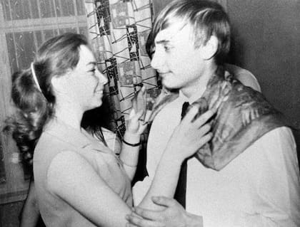 Putin baila con una compañera de clase durante una fiesta en 1970. (Facebook)