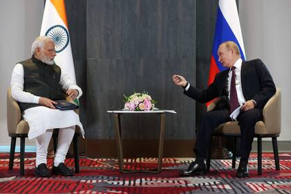 Putin con Modi, en la cumbre de Uzbekistán de la semana pasada
