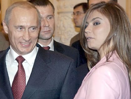 Putin, con su supuesta novia, Alina, en una fotografía de 2004