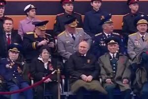 Putin cubriendo su regazo con una gruesa manta durante el acto del Día de la Victoria