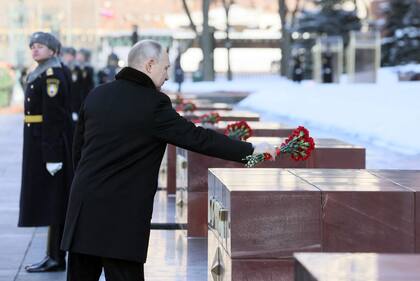 Putin deposita flores en la tumba del soldado desconocido
